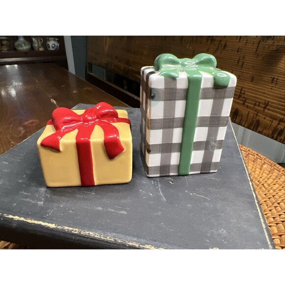 Hallmark 2023 VIP Exclusive Ceramic CHRISTMAS PRESENT SALT & PEPPER SHAKERS - Picture 4 of 9
